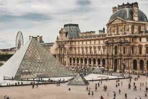 Paris: Louvre Museum Ticket with Optional Hosted