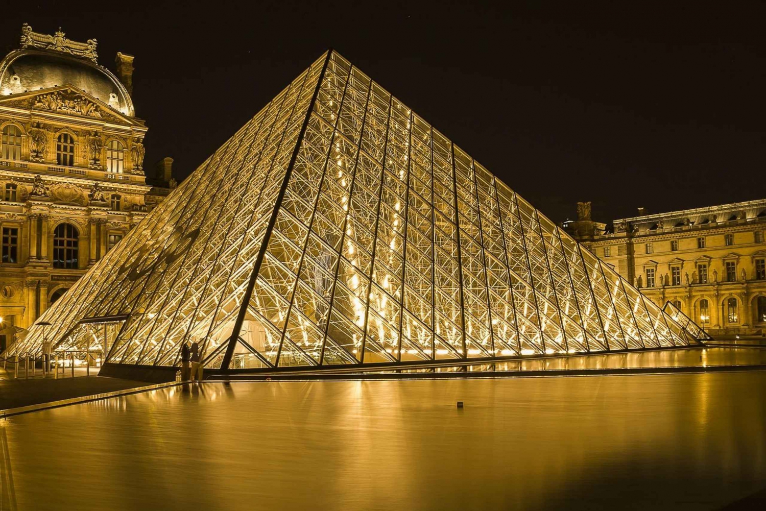 Paris: Louvre Museum Exclusive Tour with Meet and Greet