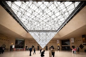 Paris: Louvre Museum Morning Tour with Reserved Access