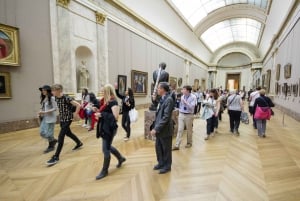 Paris: Louvre Museum Morning Tour with Reserved Access