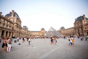 Paris: Louvre Museum Morning Tour with Reserved Access