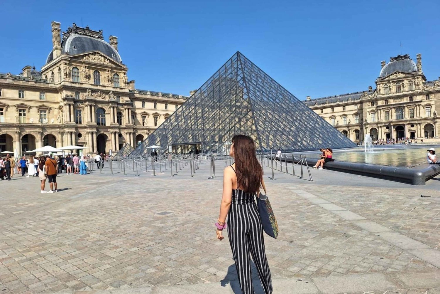 Paris: Louvre Museum Skip-the-Line Guided Tour with Artist