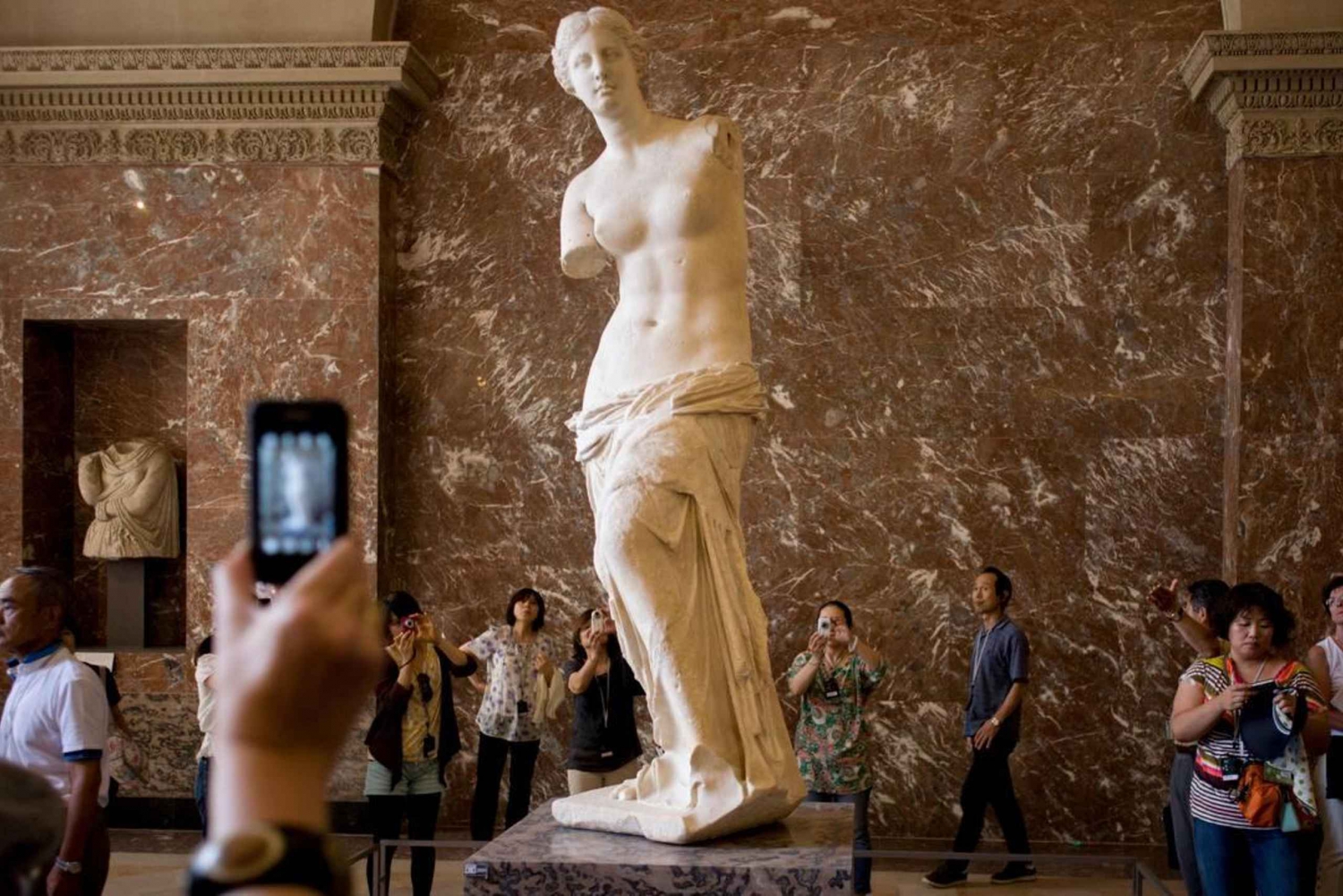 Paryż: Luwr: wycieczka z przewodnikiem z pominięciem kolejki