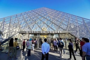 Paris: Louvre Museum Entry Ticket and Seine River Cruise