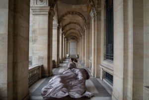 Paryż: Sesja zdjęciowa w Luwrze lub spacer po moście Eiffla nad Sekwaną