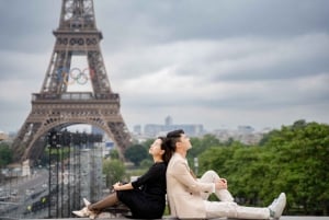 Paryż: Sesja zdjęciowa w Luwrze lub spacer po moście Eiffla nad Sekwaną
