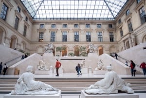 Paris: Louvre Small Group Guided Tour with Reserved Entry
