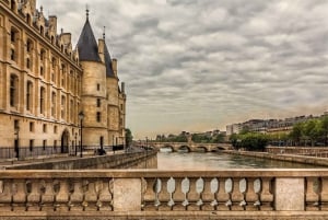Paris: Seine River Walking Tour with Optional Musée d'Orsay