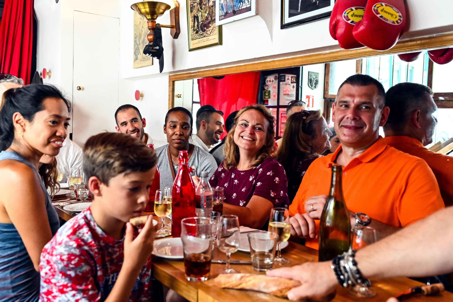 パリ：モンマルトルフードツアー（8種類以上のフードテイスティングとワイン付き）