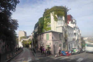 Paris: Montmartre Guided Walking Tour and Seine River Cruise