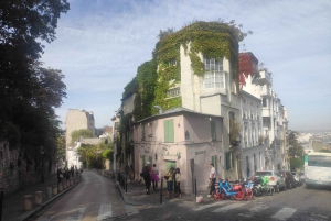 Paris: Montmartre Guided Walking Tour and Seine River Cruise