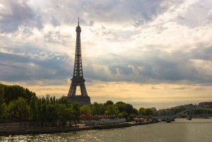 Paris: Montmartre Guided Walking Tour and Seine River Cruise