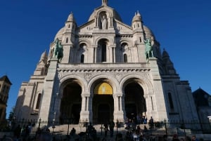 Paris: Montmartre Must-See Walking Tour with a Local Guide