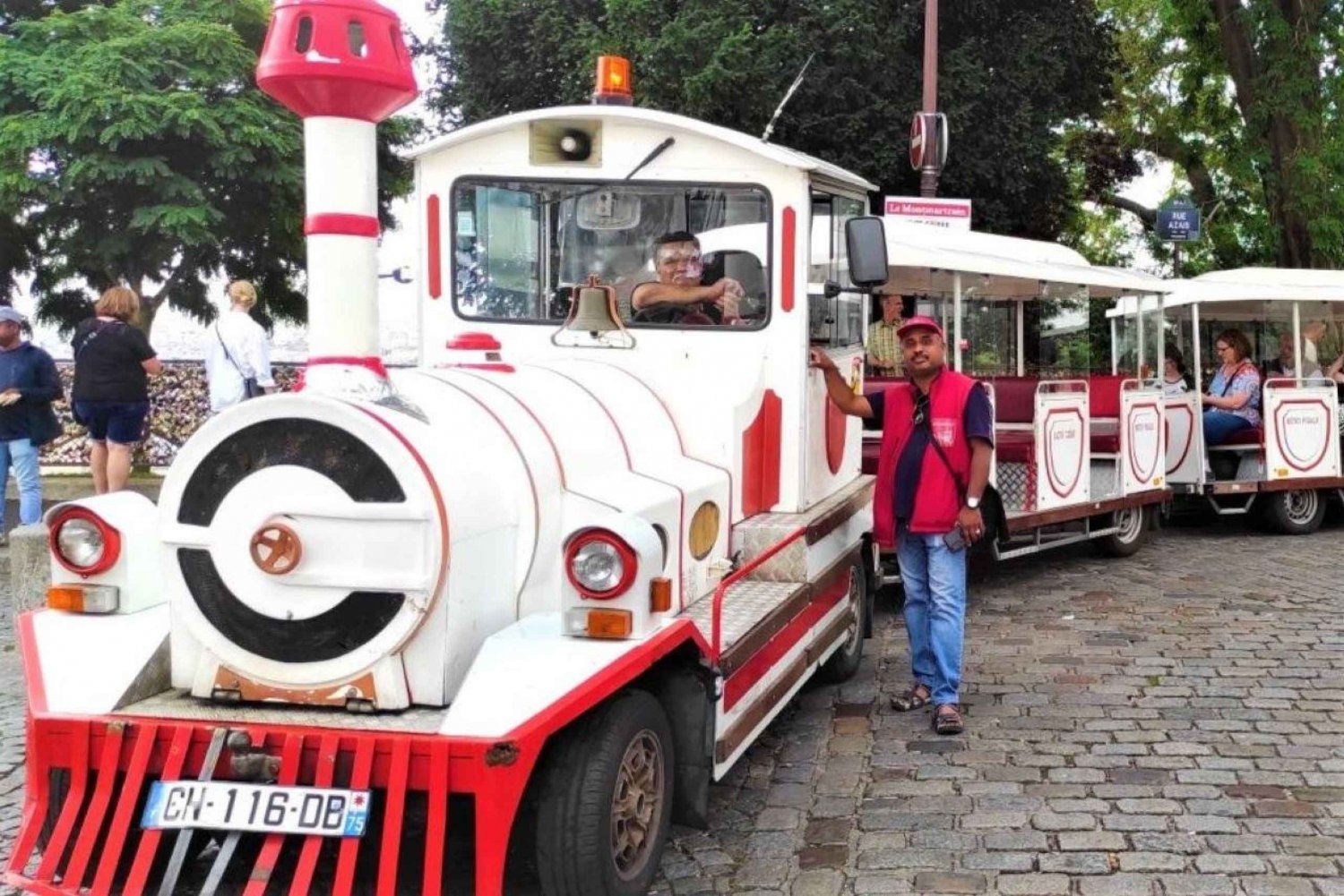 Paryż: Przejażdżka pociągiem na Montmartre z opcjonalnym rejsem po Sekwanie