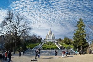 Paris: Montmartre Walking Tour with Parisian Drink Tasting
