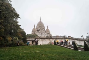 Paris: Montmartre Walking Tour with Parisian Drink Tasting
