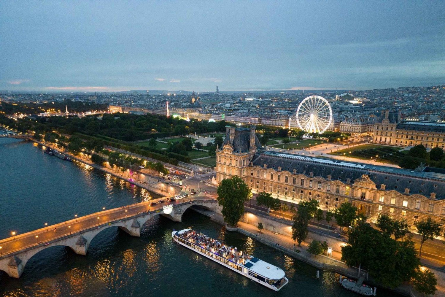 Cruzeiro com jantar na véspera de Ano Novo em Paris Serviço antecipado