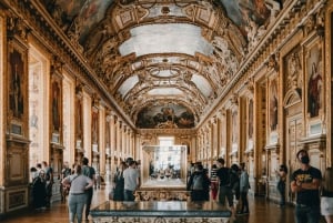 Night at the Louvre Museum: 6-people Max Guided Exploration