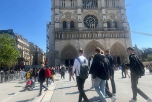 Paris: Notre-Dame Cathedral Exterior Tour with Free Entrance