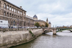 Paris: Notre-Dame Cathedral Guided Tour with Group Access