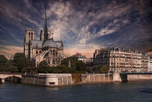 Paris: Notre-Dame Reserved Access with Exterior Guided Tour