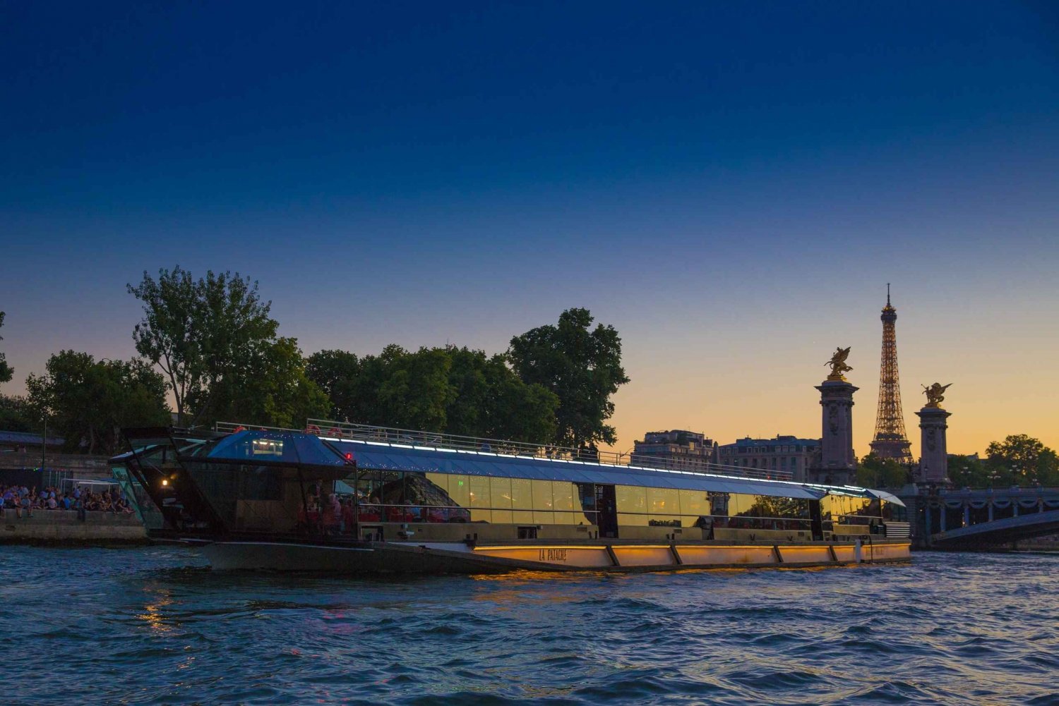 Paris : NYE Special Diner Cruise on the Seine River