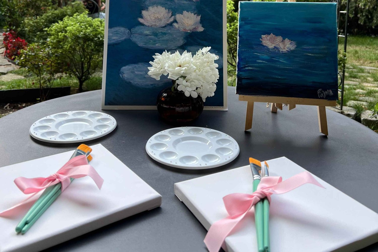 Paris: Oficina de pintura com vinho num jardim de café
