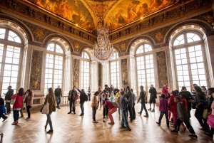 Paris: Gardens of Versailles Walking Tour & Palace Entry