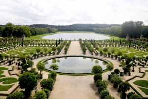 Paris: Gardens of Versailles Walking Tour & Palace Entry