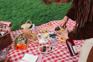 Paris: Parc Buttes-Chaumount Hidden Gems Picnic