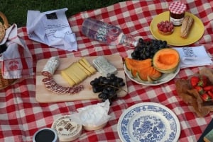 Paris: Parc Buttes-Chaumount Hidden Gems Picnic