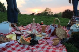 Paris: Parc Buttes-Chaumount Hidden Gems Picnic