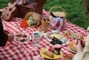 Paris: Parc Buttes-Chaumount Hidden Gems Picnic
