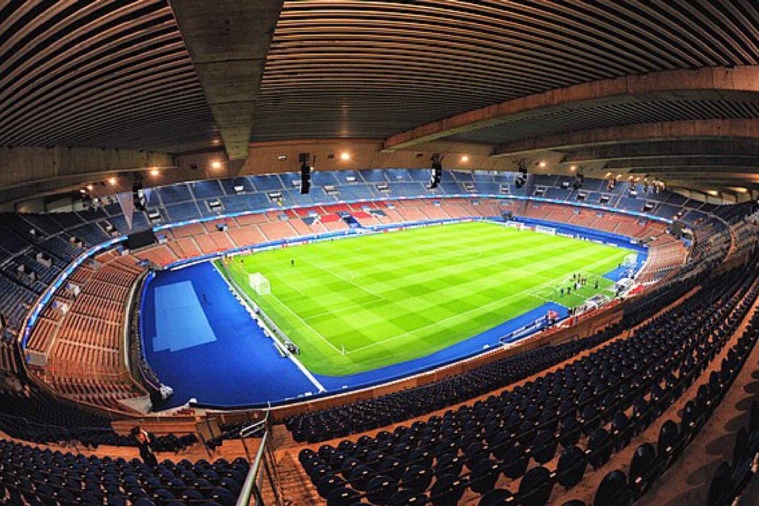 Париж: футбольный матч «Пари Сен-Жермен» на стадионе «Парк де Пренс»