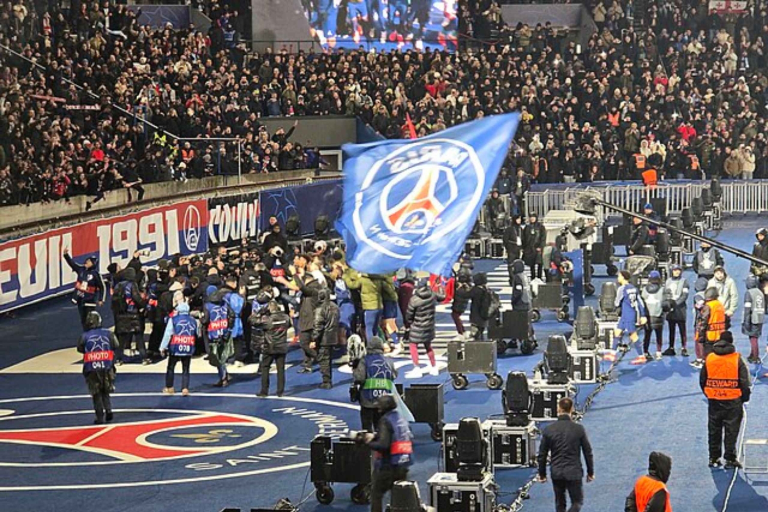 Париж: футбольный матч «Пари Сен-Жермен» на стадионе «Парк де Пренс»