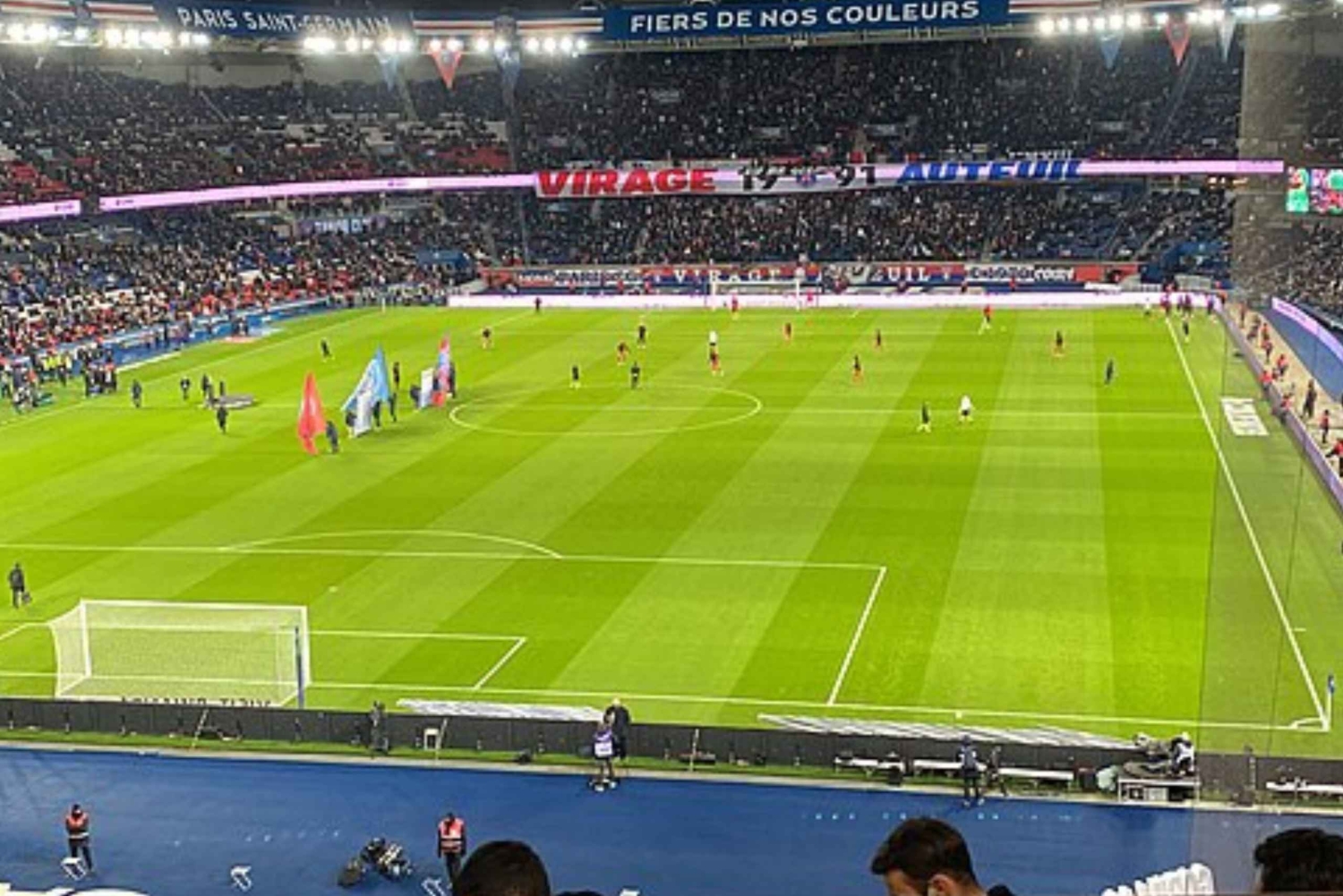 Париж: футбольный матч «Пари Сен-Жермен» на стадионе «Парк де Пренс»