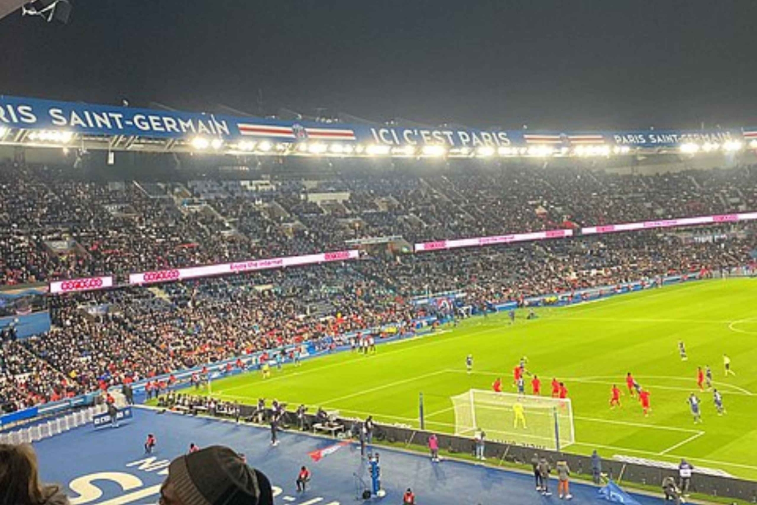 Париж: футбольный матч «Пари Сен-Жермен» на стадионе «Парк де Пренс»