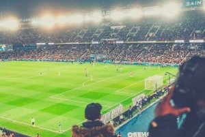 Париж: футбольный матч «Пари Сен-Жермен» на стадионе «Парк де Пренс»
