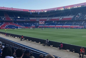 Париж: футбольный матч «Пари Сен-Жермен» на стадионе «Парк де Пренс»