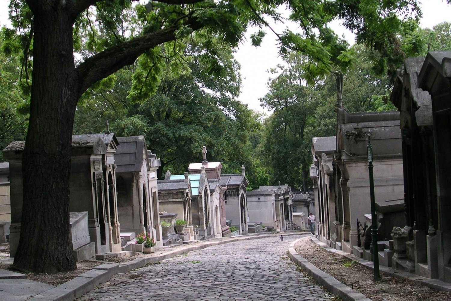 Discover-the-Mysteries-of-Pere-Lachaise-Cemetery