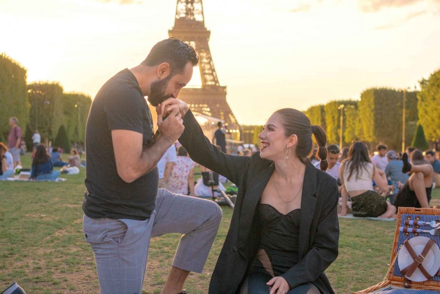 Paris: Picnic experience in front of the Eiffel Tower