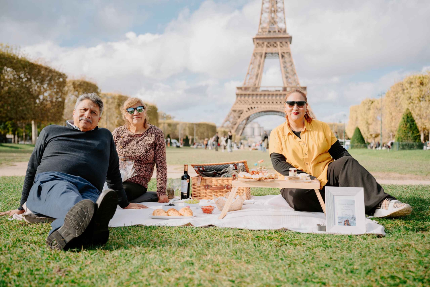 Paris - en picknick Picknickupplevelse framför Eiffeltornet