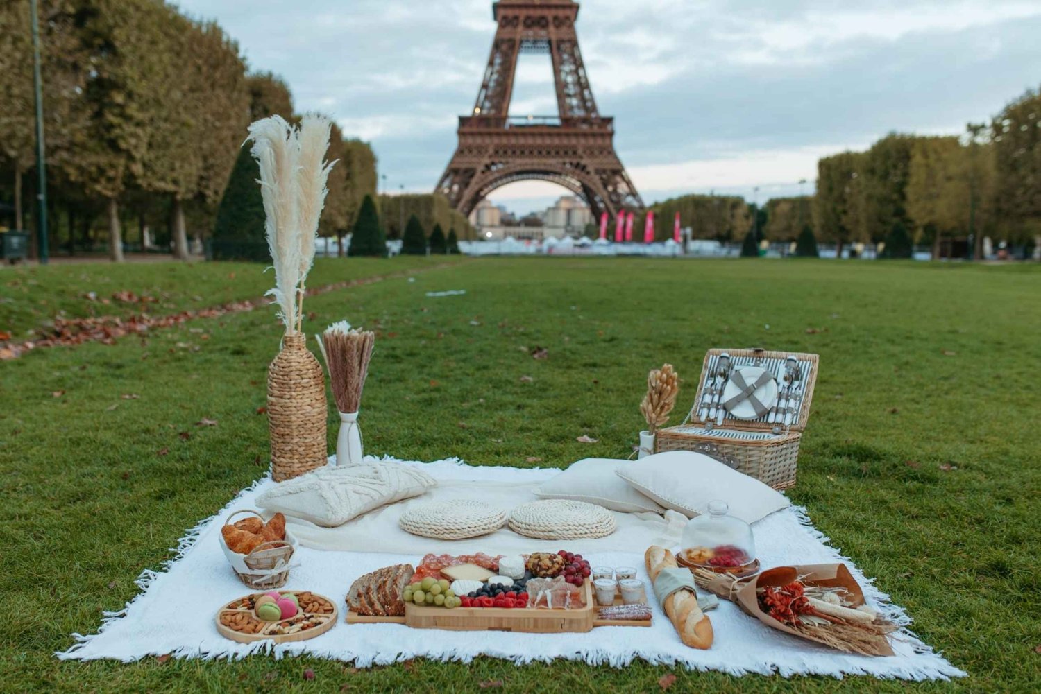Paris: Picnic with Professional Photoshoot