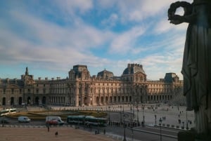 Paris: Louvre access with multilingual Host -Reserved access