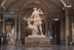 Paris: Louvre access with multilingual Host -Reserved access