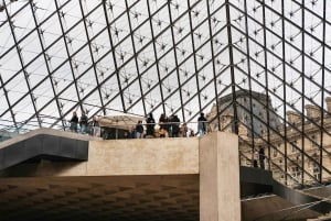 Paris: Louvre access with multilingual Host -Reserved access