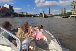 Paris: Private Boat Cruise on Seine River