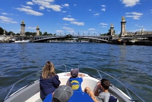 Paris: Private Boat Cruise on Seine River