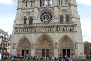 Paris: Private Custom Walking tour with A Local Guide
