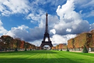 Paris: Private Custom Walking tour with A Local Guide